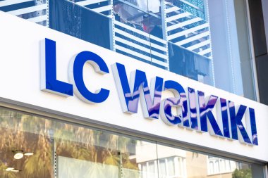 Alanya, Türkiye - 11 Temmuz 2021: LC Waikiki alışveriş merkezi ve şehir merkezinde birçok mağazası var. LCWaikiki marka mağaza önü