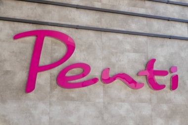 Alanya, Türkiye - 11 Temmuz 2021: Şehir merkezinde birçok mağazası olan Penti alışveriş merkezi. Penti marka mağaza önü