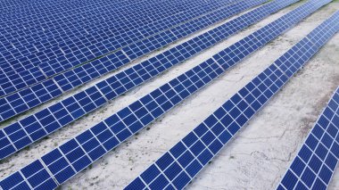 Güneş panellerinin arka planı modern statik güneş enerjisi istasyonundan görüldüğü gibi. Yeşil enerji arkaplanı