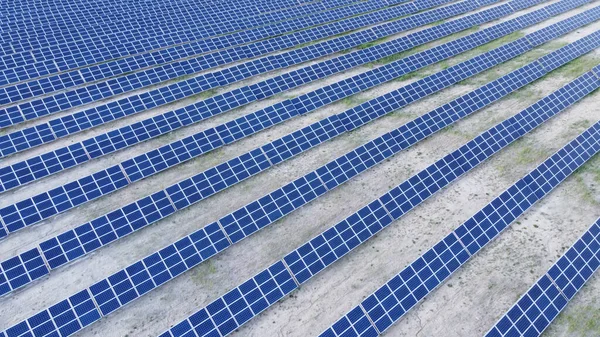 太阳能电池板阵列的背景 从现代静态太阳能发电站上方可以看到 绿色能源背景 — 图库照片