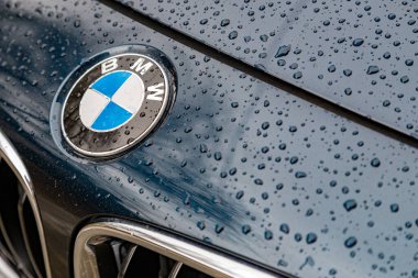 Lutsk, Ukrayna - 04-10-2019: BMW önde parlak su damlacıklarıyla şarkı söylüyor