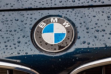Lutsk, Ukrayna - 04-10-2019: BMW önde parlak su damlacıklarıyla şarkı söylüyor