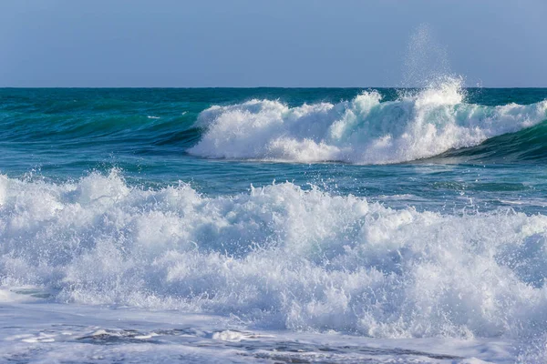 Fırtınalı Hava Gününde Okyanus Dalgası Eğrisi Oluşuyor Deniz Arka Planında — Stok fotoğraf