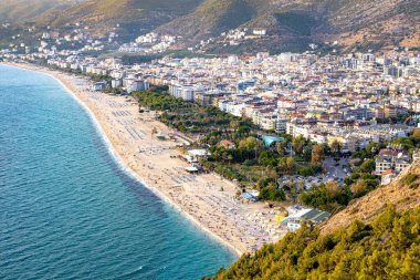 Batı Alanya, Türkiye yüksek çözünürlüklü bir panoramayla Alanya Kalesi 'nden ve ünlü Kleopatra plajından izleniyor.