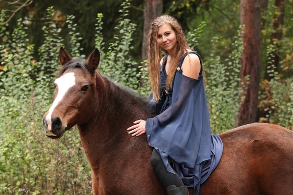 Menina bonita montando um cavalo sem qualquer equipamento — Fotografia de Stock