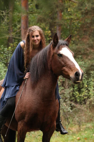 Menina bonita montando um cavalo sem qualquer equipamento — Fotografia de Stock