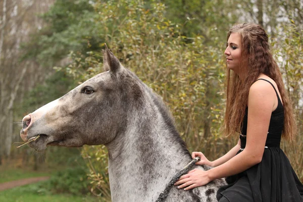 Niesamowita dziewczyna z długimi włosami na koniu — Zdjęcie stockowe