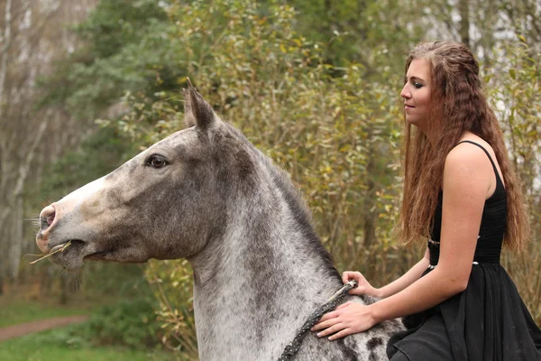 Erstaunliche Mädchen mit langen Haaren Reiten ein Pferd — Stockfoto