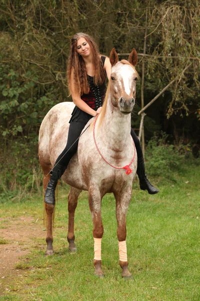 Pretty girl riding a horse without any equipment — Stock Photo, Image