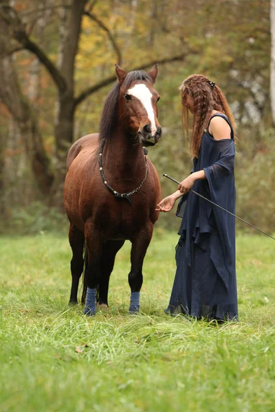 Pretty woman with pony - NHS — Stock Photo, Image