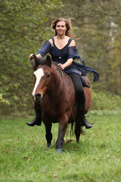 Geweldig meisje met paard uitgevoerd zonder hoofdstel en zadel — Stockfoto