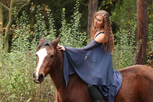 Pretty girl riding a horse without any equipment — Stock Photo, Image