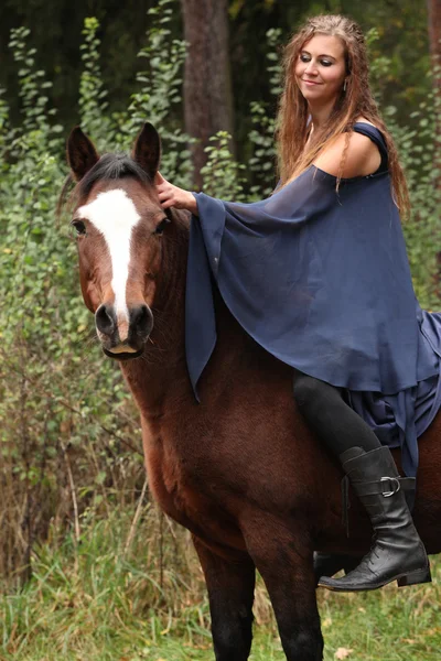 Menina bonita montando um cavalo sem qualquer equipamento — Fotografia de Stock