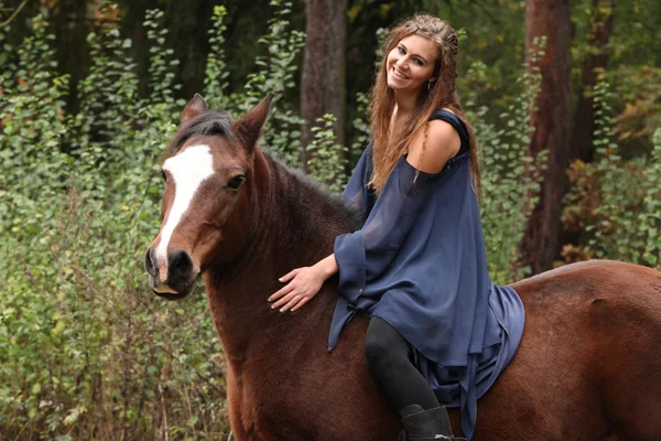 Hübsches Mädchen auf einem Pferd ohne Ausrüstung — Stockfoto