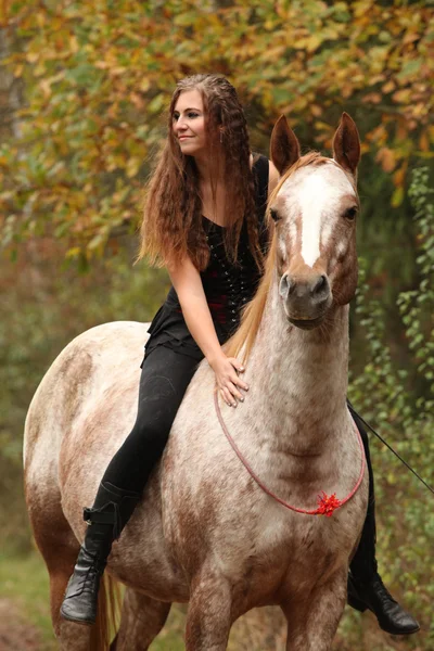 Amazing girl riding a horse without bridle — Stock Photo, Image