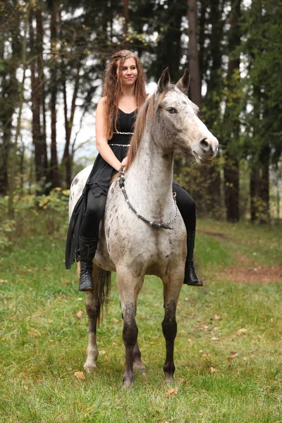 Beautiful girl riding a horse without bridle or saddle — Stock Photo, Image