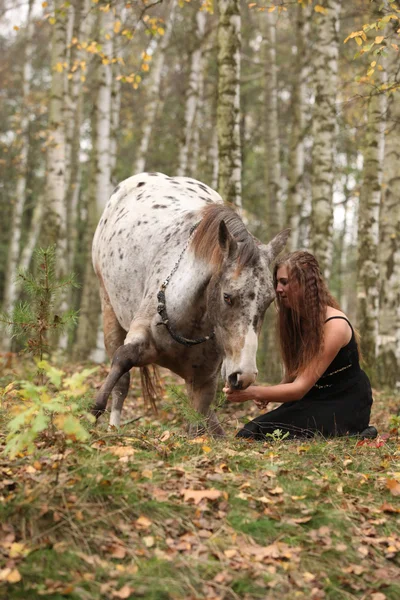 Belle fille avec belle robe debout à côté de beau cheval — Photo