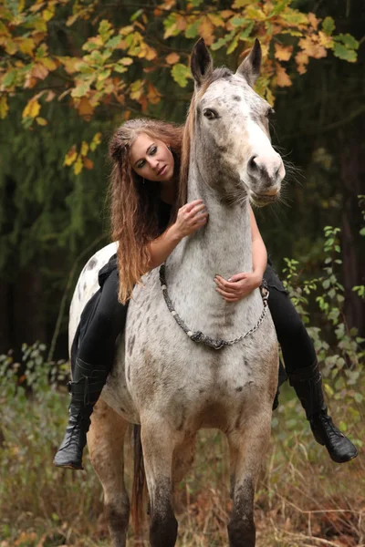 Beautiful girl riding a horse without bridle or saddle — Stock Photo, Image