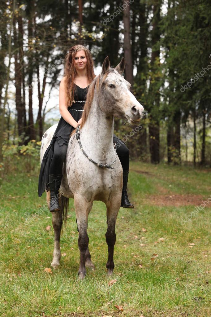 Beautiful girl riding a horse without bridle or saddle — Stock Photo