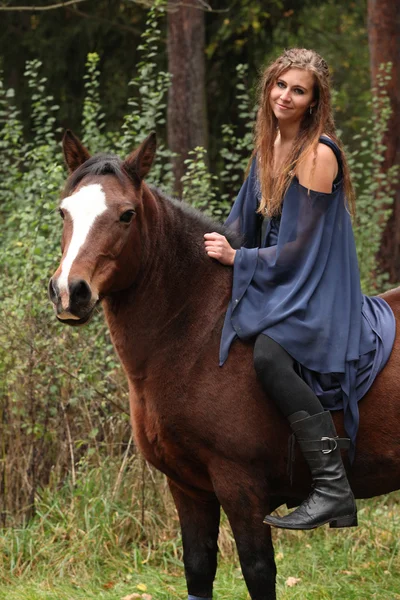 Mooi meisje berijden van een paard zonder apparatuur — Stockfoto