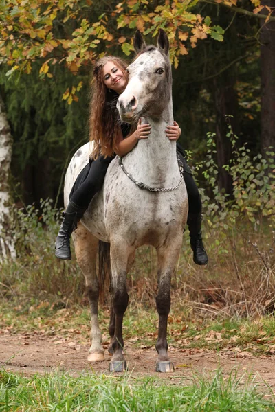 Beautiful girl riding a horse without bridle or saddle — Stock Photo, Image