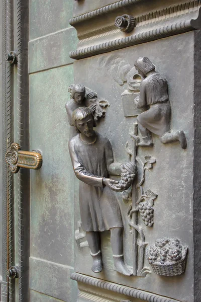Hoog reliëf op de west-deur van de kathedraal van St. Vitus — Stockfoto