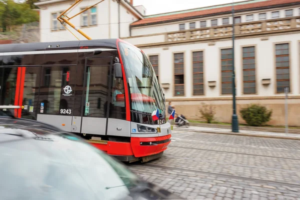 Il tram rosso si muove per le strade di Praga Immagine Stock