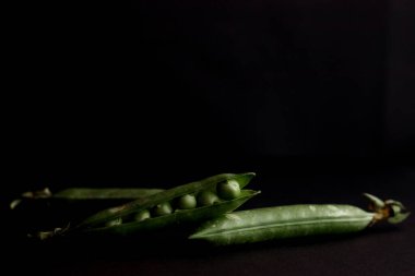 Siyah arkaplanda yeşil bezelyeler