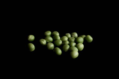 Siyah arkaplanda yeşil bezelyeler