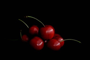 Siyah arka planda kırmızı kiraz üzümü