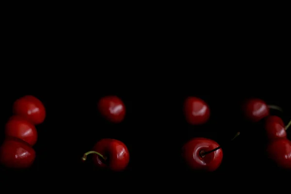 Siyah arka planda kırmızı kiraz üzümü