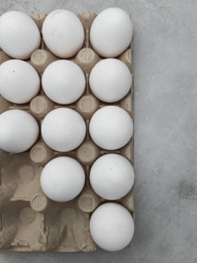 Beyaz yumurtalar bir karton kutuya yerleştirilir, Paskalya kutlamaları, krep kahvaltıları, ya da pişirme ihtiyaçları, resim ve tatil sanatları için hazırdır.