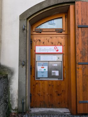 Prag, Çek Cumhuriyeti - 26 Şubat 2025: Palmovka Liben bölgesindeki Libensky Zamek 'te annelerin yeni doğanları bırakmaları için güvenli ve anonim bir yer sağlayan tahta kapı