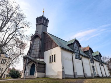 Prag, Çek Cumhuriyeti - 26 Şubat 2025: St. Vojtech Kilisesi 'ndeki Roma Katolik cemaati çarpıcı bir ahşap yapı, Palmovka Liben ilçesinde açık bir günde güneşleniyor