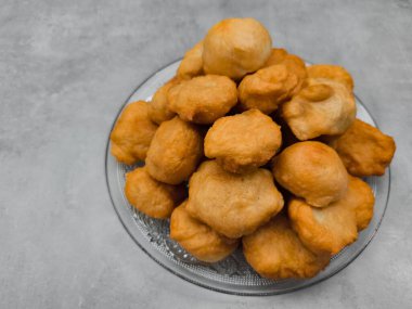 Geleneksel Czech baursaki, küçük kızarmış hamur parçaları, cam bir tabağa dizilmiş, Prag fotokopi alanından gelen bir mutfak lezzeti.