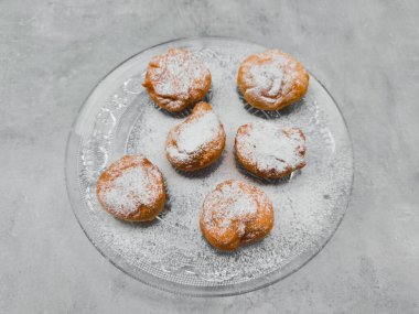 Geleneksel Kazakça baursaki hamur işleri, toz şekere bulanmış, Prag 'da cam bir tabakta servis ediliyor, czechia fotokopi alanı