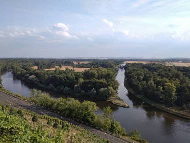 Melnik kasabası yakınlarındaki elbe ve vltava nehirlerinin birleşiminin havadan görünüşü, üzüm bağları, yol ve ormanların yer aldığı Çek Cumhuriyeti