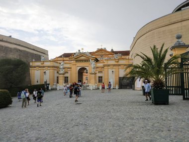 Melk, Avusturya - 30 Temmuz 2018: Avustralya 'da avluda yürüyen turistler, Melk Abbey' de bulutlu bir yaz gününde tarihi bir dönüm noktasını keşfediyorlar