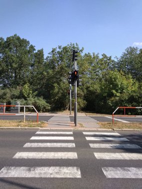 Prag, Çek Cumhuriyeti - 8 Temmuz 2018: Güneşli bir yaz gününde, yayalar ve sürücüler için yol güvenliğini sağlamak amacıyla kırmızı ışıkla dolu boş bir yaya geçidi