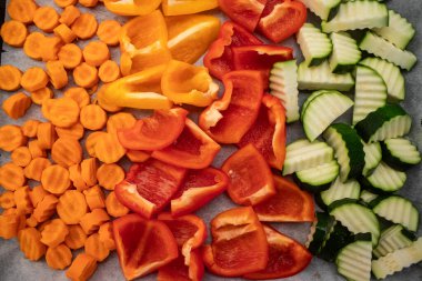 Renkli dilimlenmiş havuç, dolmalık biber ve kabak, canlı ve iştah açıcı bir şekilde sebze kızartmaya hazır. Yüksek kalite fotoğraf