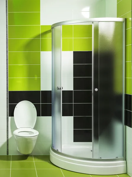 Moderno cuarto de baño con ducha y azulejos elegantes en verde y blanco — Foto de Stock