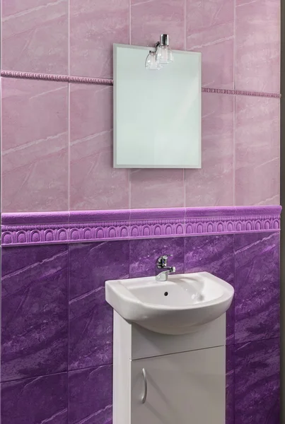 Hermoso cuarto de baño en púrpura con friso en relieve — Foto de Stock