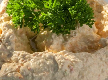 Lezzetli krem salata otlar ile