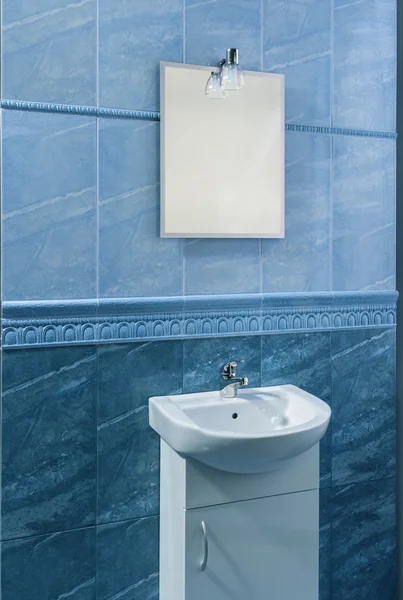 Piękna łazienka w kolorze niebieskim z ulgą fryz — Zdjęcie stockowe