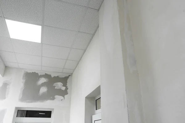Unfinished ceiling and walls in apartment — Stock Photo, Image