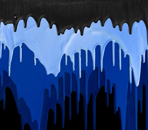 Três tons de tintas azuis e pretas pingando isolado em preto — Fotografia de Stock