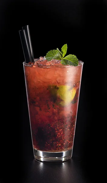 Limonada de menta fresca con fresa, limón y hielo en vaso —  Fotos de Stock