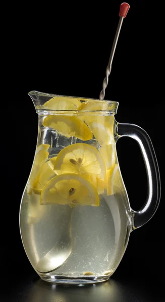 新鮮なレモンと氷夏レモネード — ストック写真