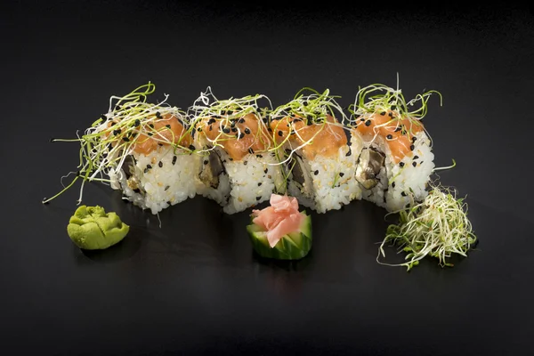 Rollo de salmón uramaki con aguacate — Foto de Stock