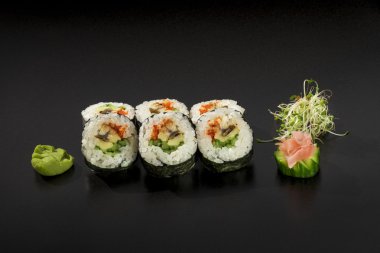 taze yapılmış Japon suşi rulo yosun salata ile dekore edilmiş ve